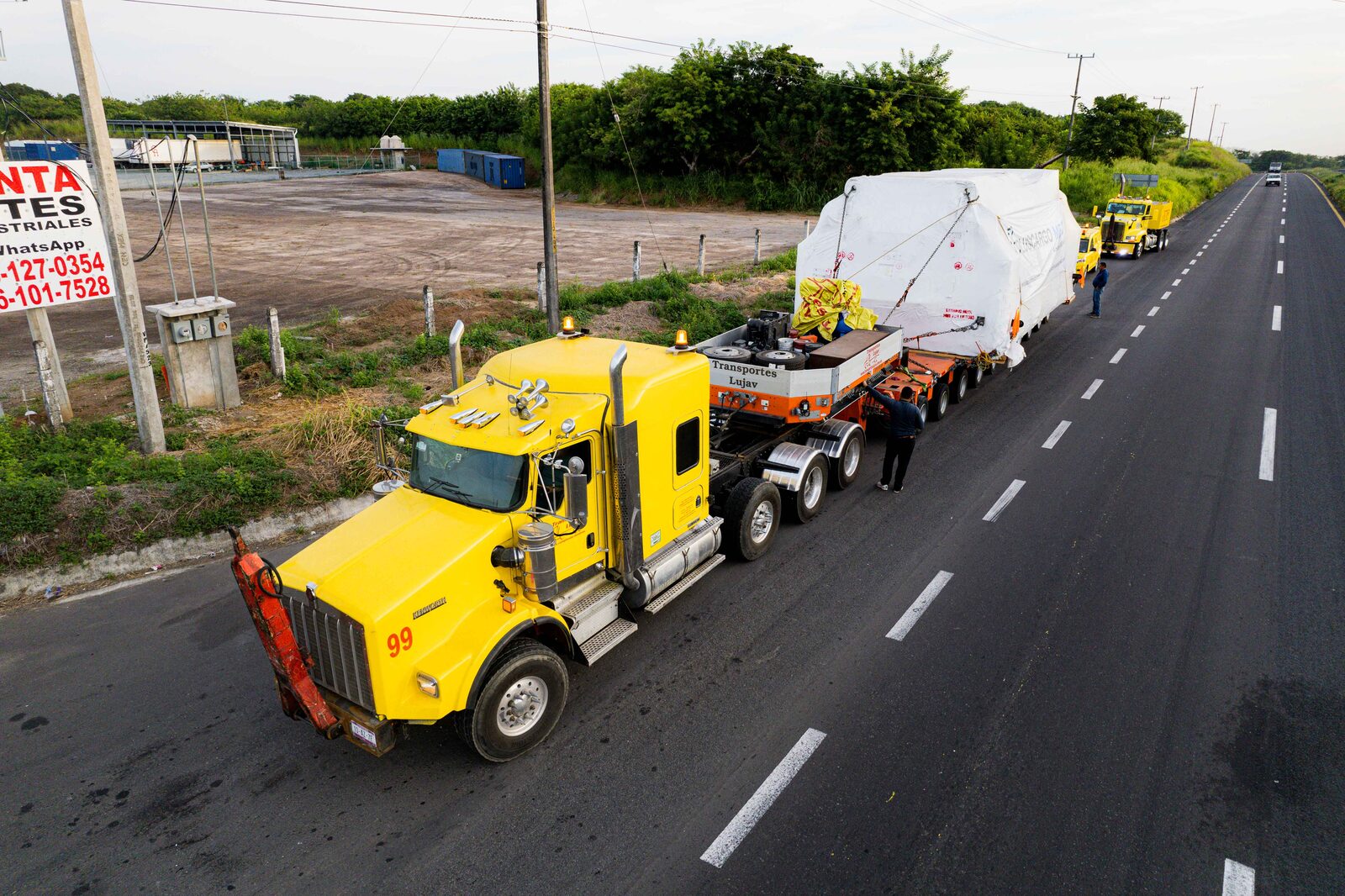 Carga sobredimensionada transportada por LUJAV